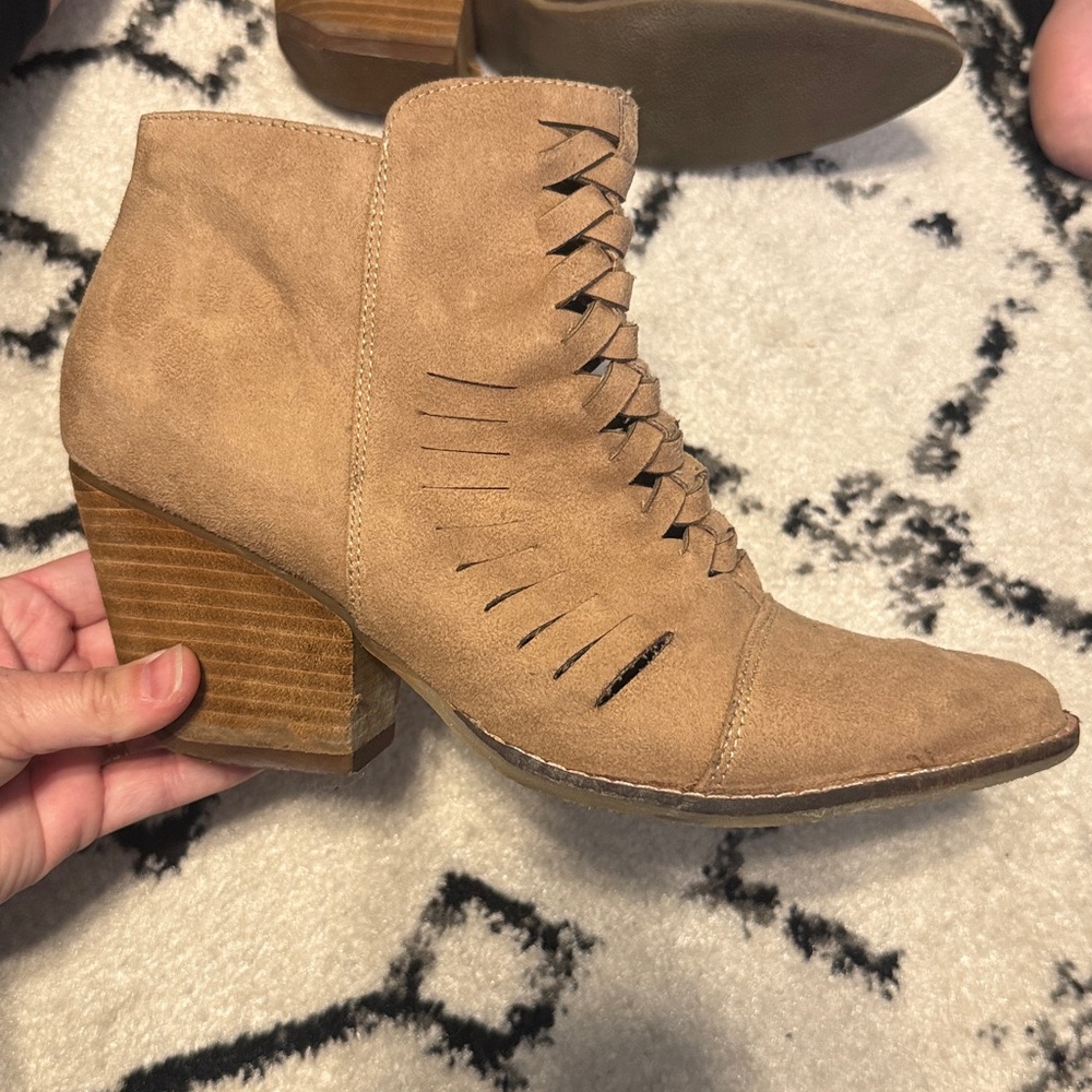 Coconuts by Matisse women’s Suede Tan Cutout Ankle Booties size 9